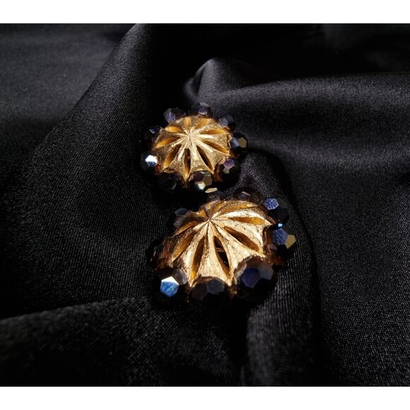 Vintage 1960s TRIFARI Signed Gold-Tone Clip-On Earrings With Black Bead Trim - Picture 4 of 5